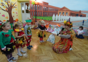 Pani Jesień z workiem jesiennych niespodzianek oraz dzieci chętne do udziału w konkursie.